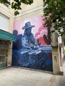 Fresque murale, Street art dans la ville de Nueva Córdoba en Argentine avec l'artiste Julito Vaca. Portrait tisserande Cusco Pérou et Carlos Gardel.